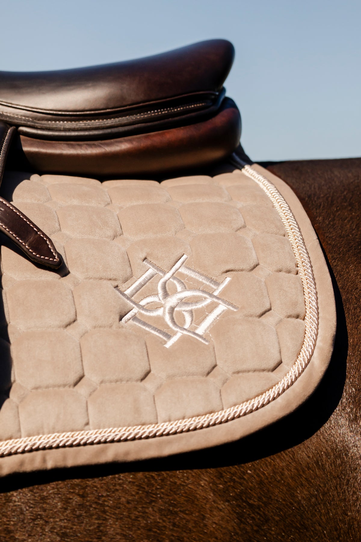 Velvet Irish Cream Close Contact Saddle Pad